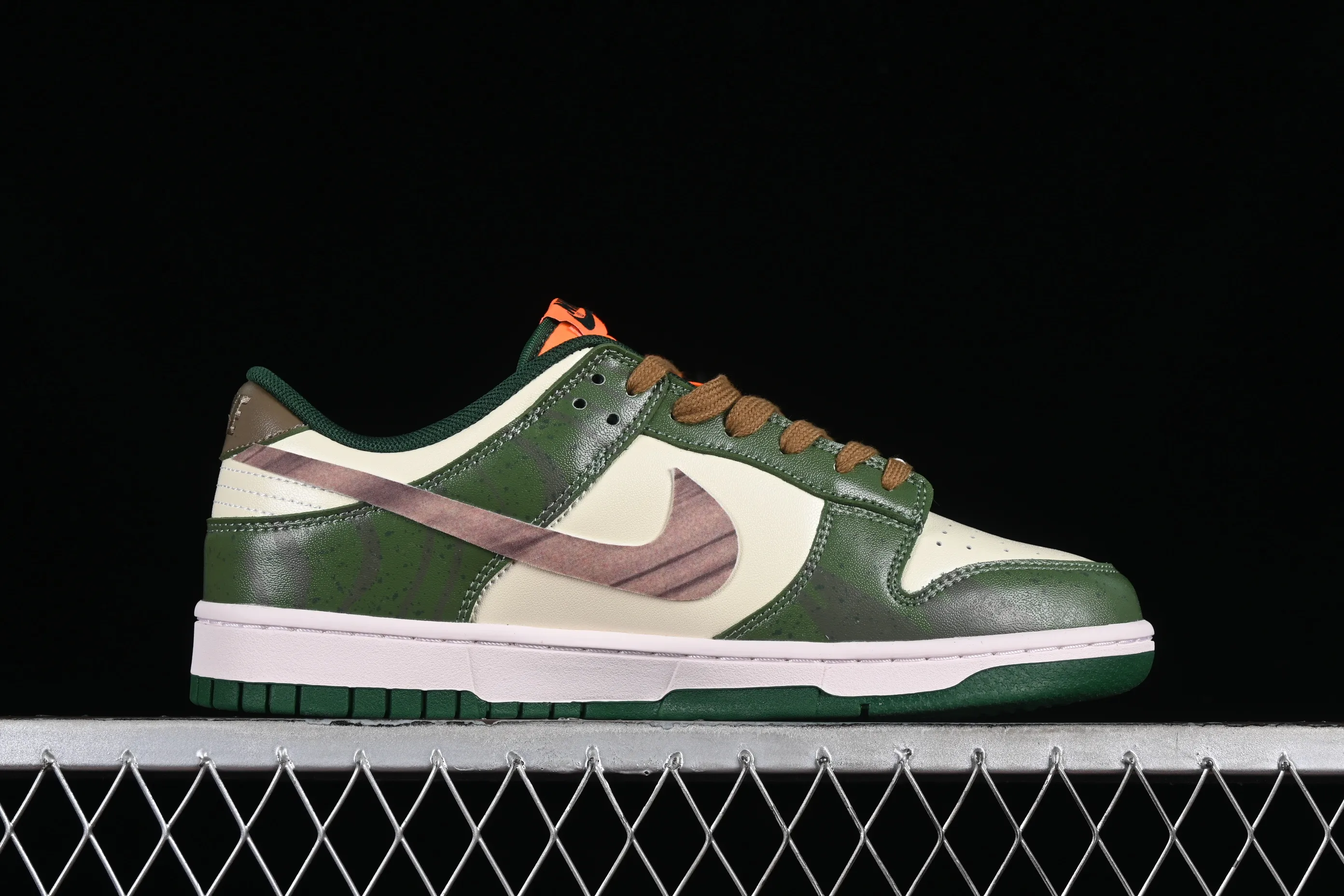 All Categories Nk SB Dunk Series Nk SB Dunk Low Low-top Sneakers Nk Dunk Low Panda Prank-Street Racing Lightyear Distressed SB Strappy Low-top Casual Sneakers DD1391-300